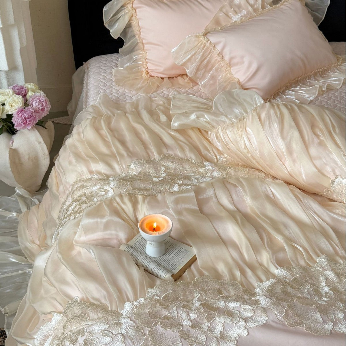 Luxuriöses Satin-Bettwäsche-Set mit volants und Spitzenbesatz