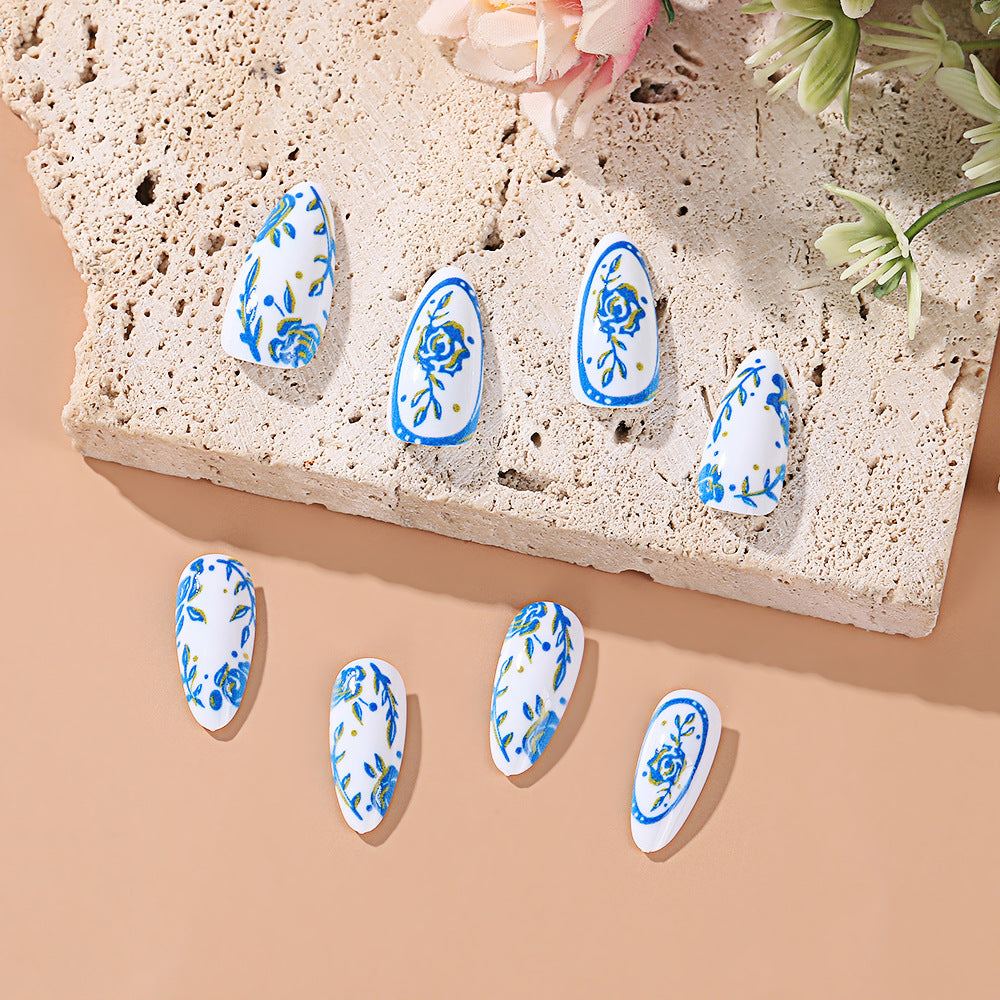 Dekorative Nägel mit floralem Design Brehn