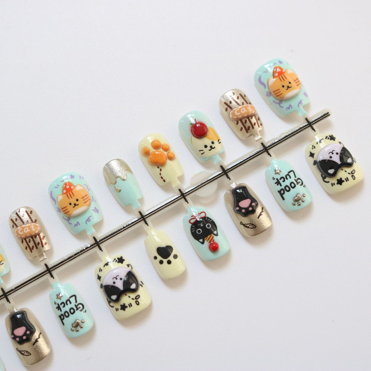 Verspielt tierisches Press-On Nagelkunst