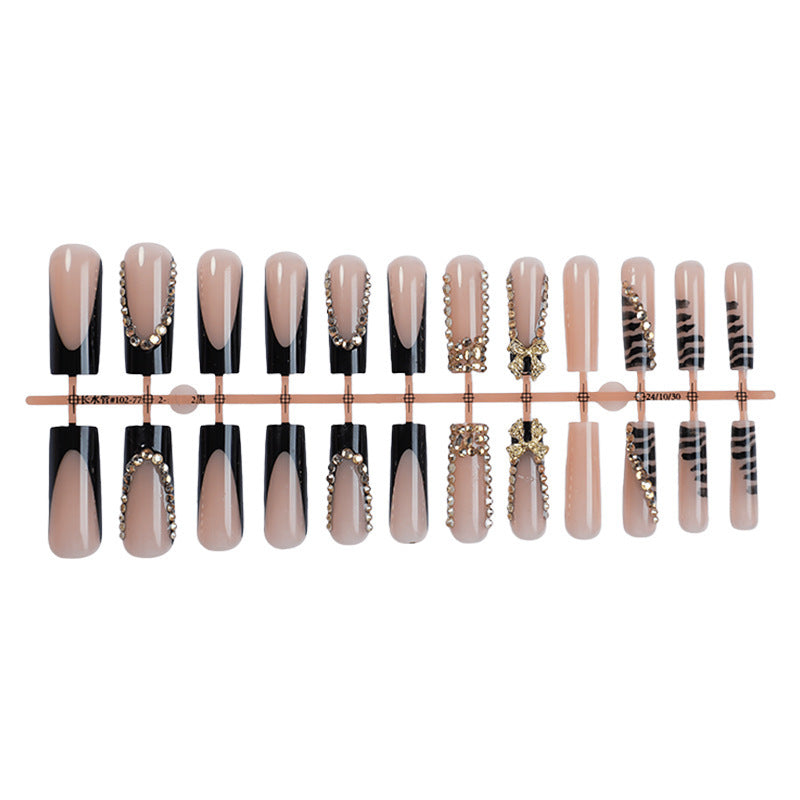 Kunstnagelset mit Glamourösen Verzierungen Brehn