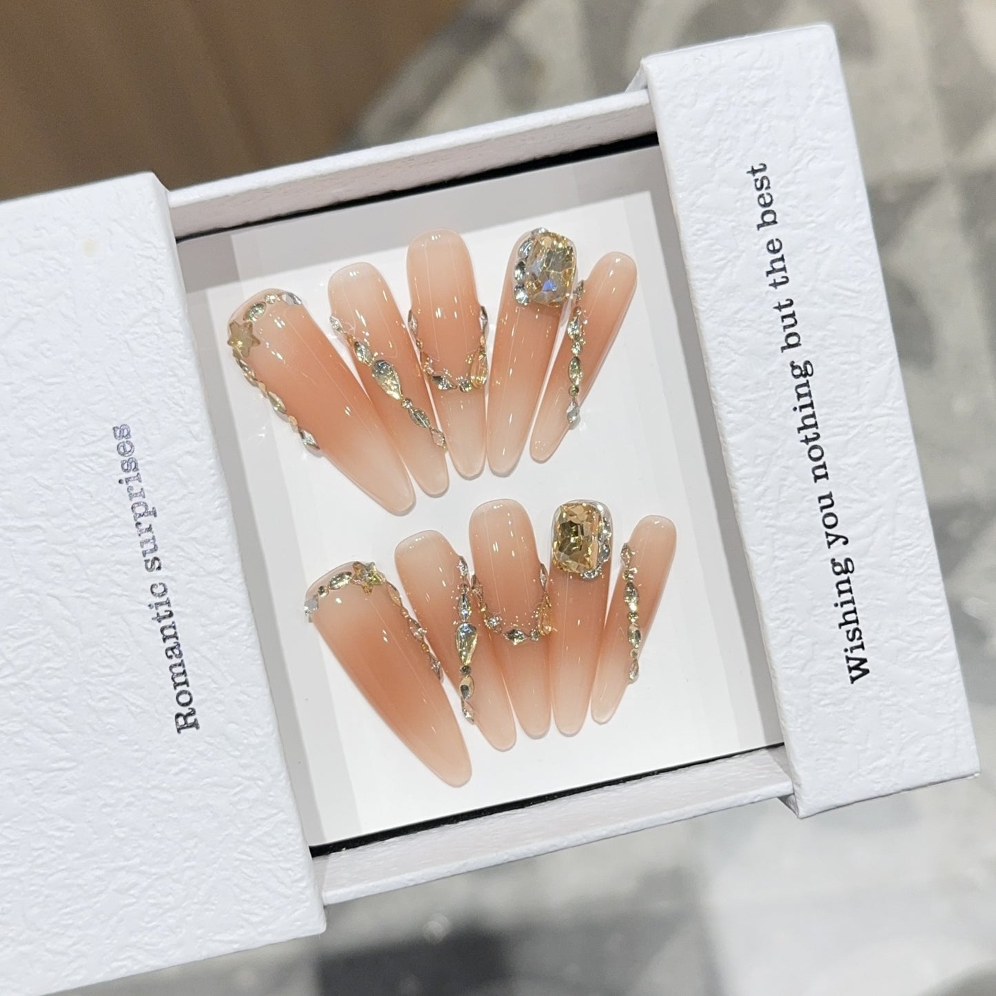 Kunstnägel mit Romantischem Glamour-Design Brehn