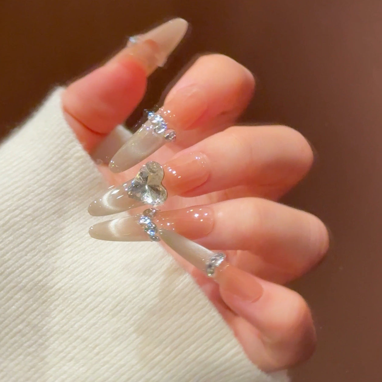 Künstlerische Stiletto Press-On Nagelkunst mit schimmernden Akzenten Brehn