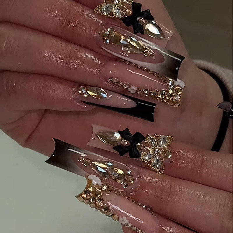 Kunstnagelset mit eleganten 3D-Verzierungen und Kristallakzenten Brehn