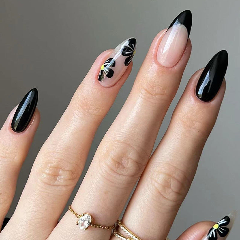 Elegante Nagelspitzen mit floralen Akzenten Brehn