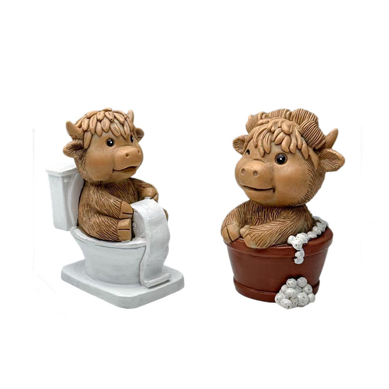 Lustige Dekofigur eines Hochlandrinds auf Toilette Brehn