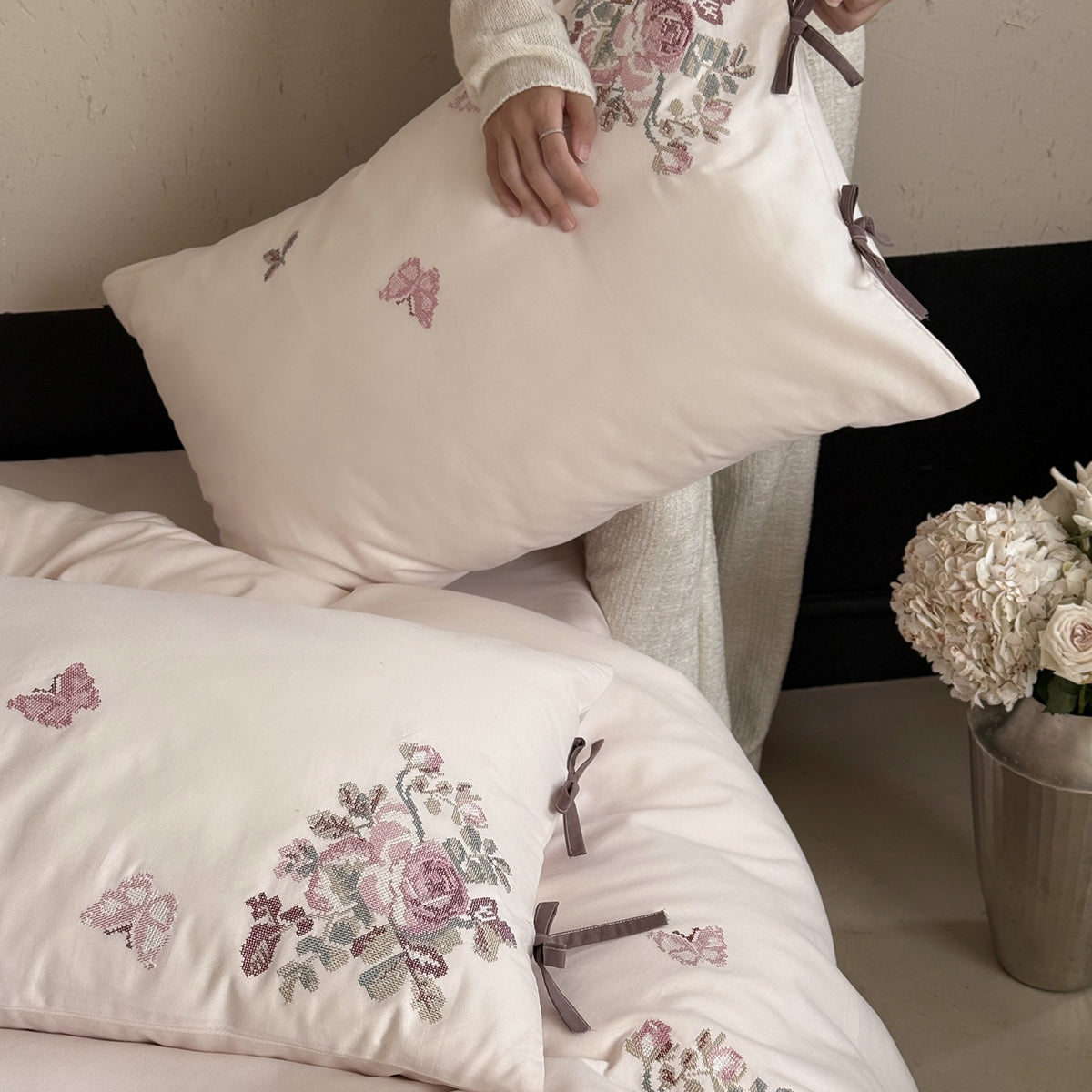 Bestickter Floral-und-Schmetterling Baumwollsatin Kissenbezug mit Bandverschluss
