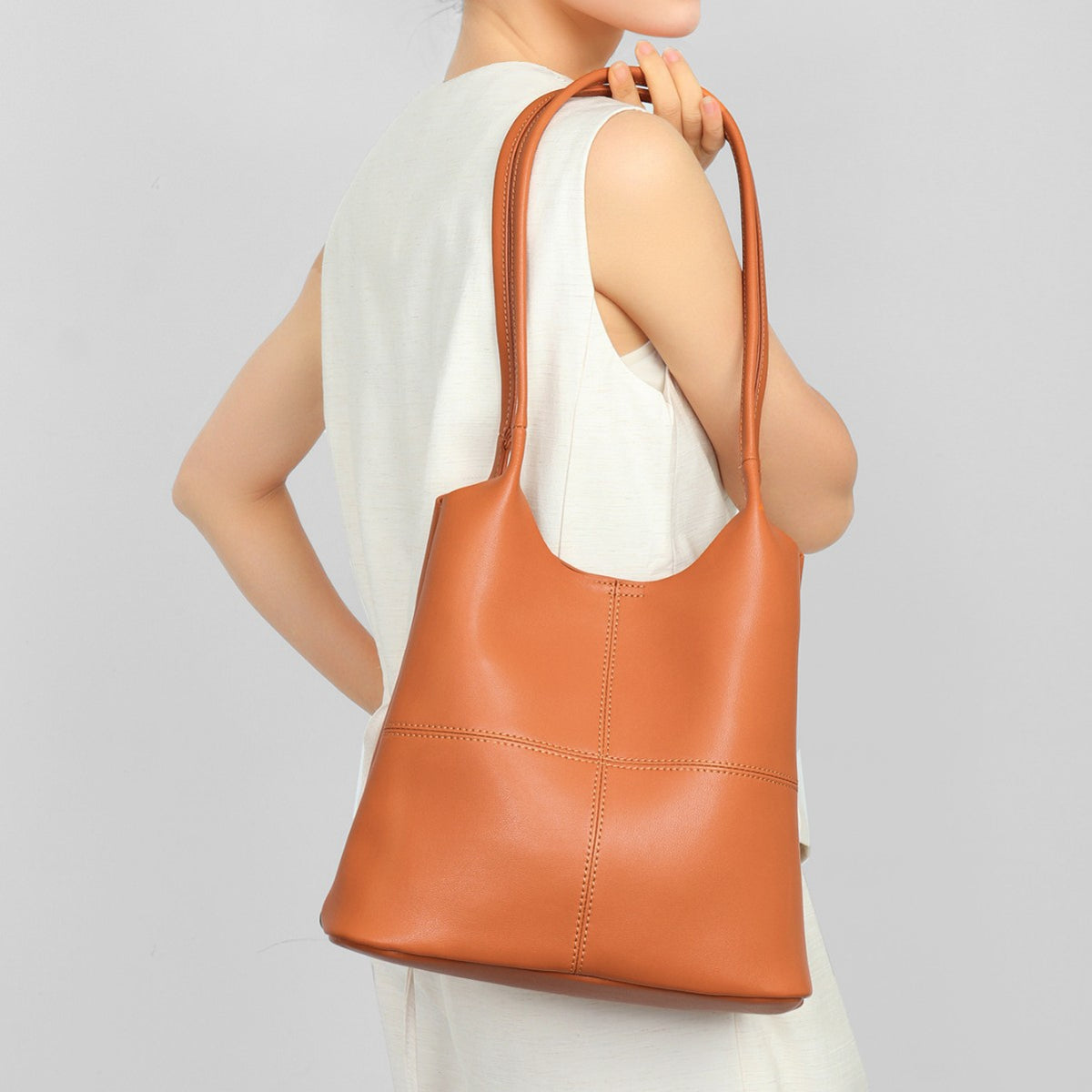 Skulptierte Dreiecks-Boden Schultertasche mit verlängerten doppelten Trägern