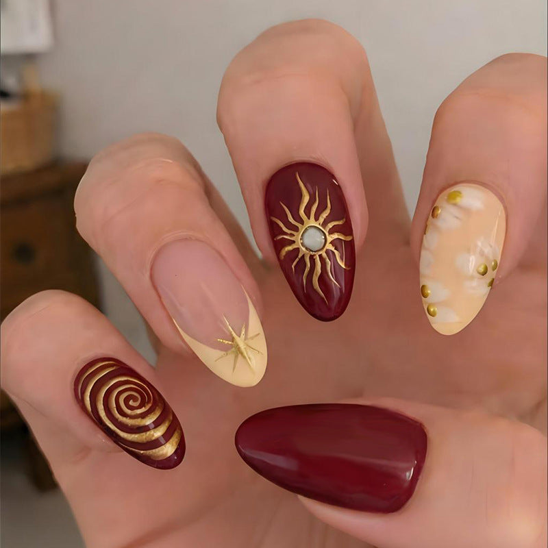 Kunstnagelset mit glamourösen Designs und kreativen Akzenten Brehn