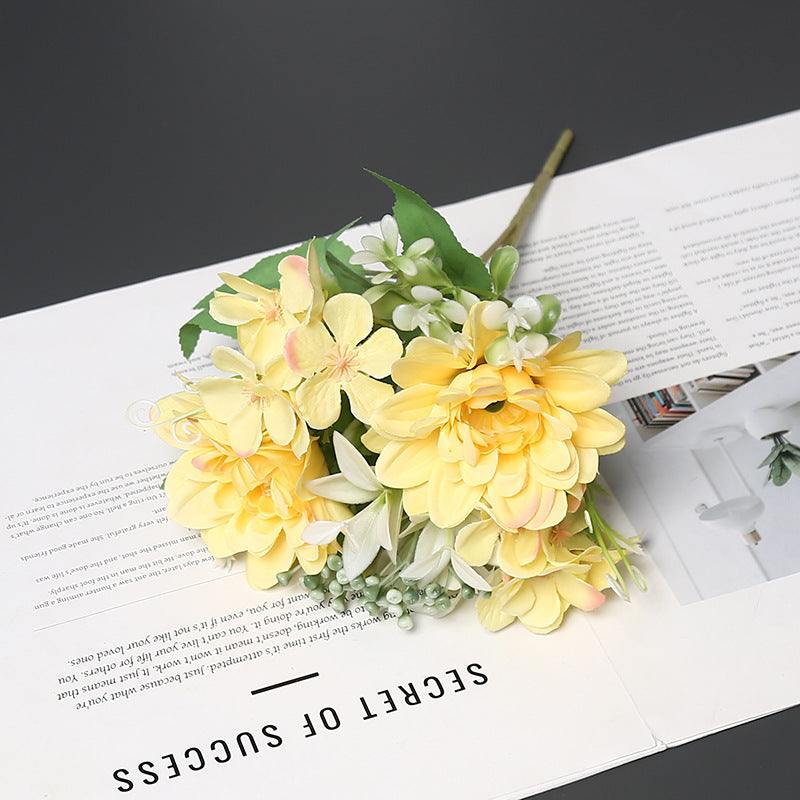 Eleganter synthetischer Blumenstrauß für die Wohnkultur
