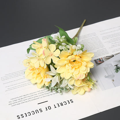 Eleganter synthetischer Blumenstrauß für die Wohnkultur