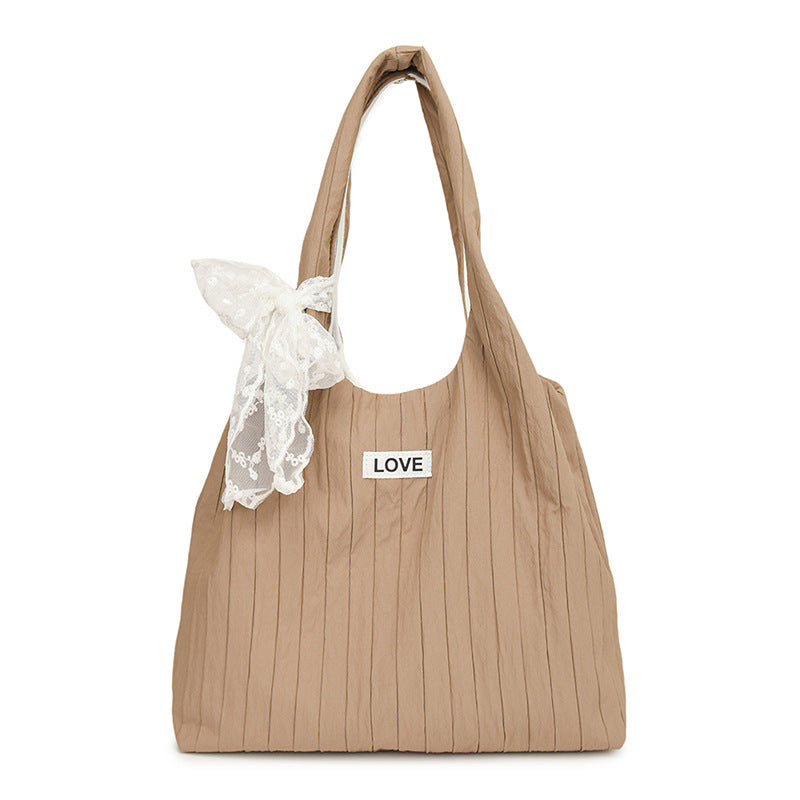 Freizeit-Tasche mit Strukturiertem Design und Verspieltem Schal Brehn