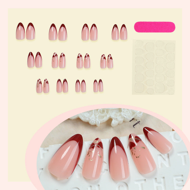 Elegantes Stiletto Press-On Nagelset mit dekorativen goldenen Akzenten Brehn