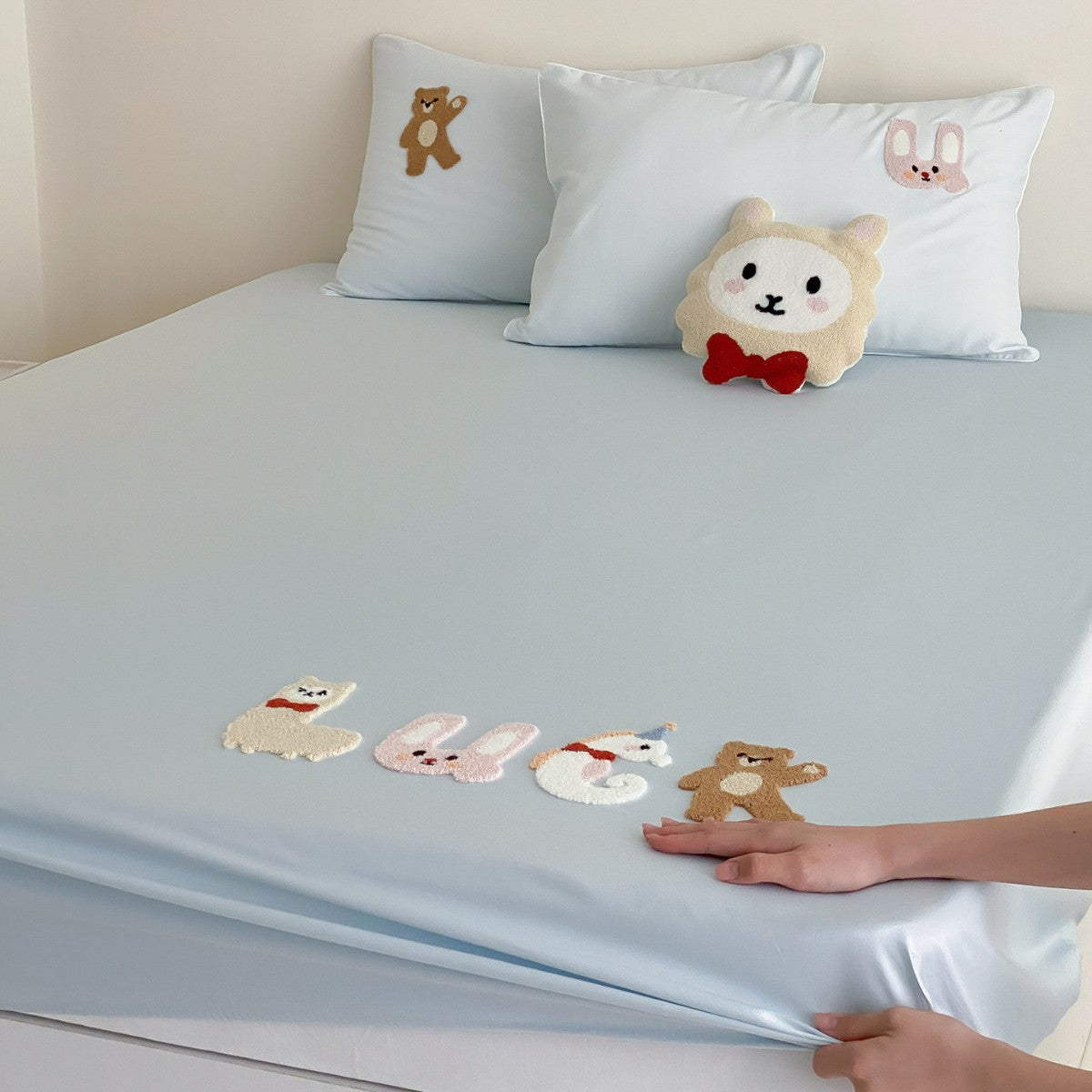 Besticktes Stretch-Spannbettlaken-Set mit Applikationsente und passenden Kissen