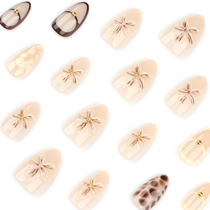 Kunstvolle Nagelverlängerungen mit floralen und Glitzerdetails Brehn