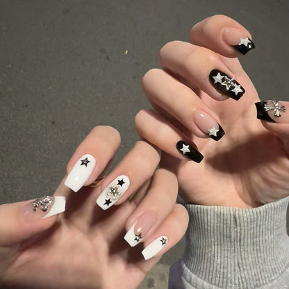 Kunstvolle Nagelkunst mit Sternenmotiven und Glitzerakzenten Brehn