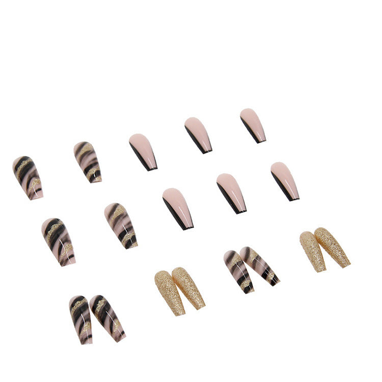 Kunstnagelset mit luxuriösen goldenen Akzenten und eleganten Designs Brehn