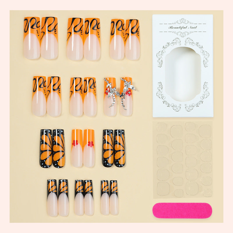 Kreatives Nagelset mit schimmernden Blüten- und geometrischen Designs Brehn