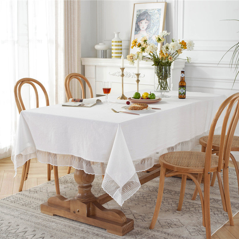 Elegante Tischdecke mit Spitzensaum