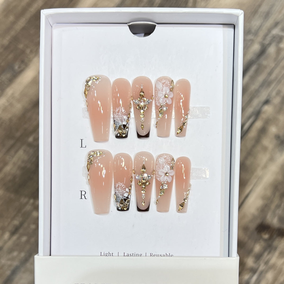 Künstlerisches wiederverwendbares Press-On-Nagelset mit floralen und goldenen Akzenten Brehn