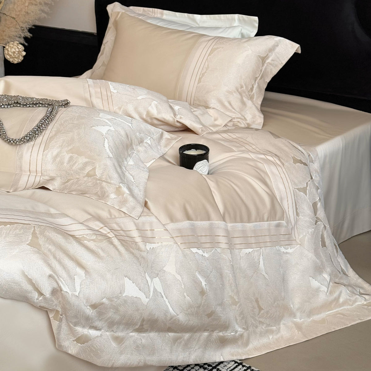 Luxuriöses Satin-Jacquard-Blumenbettwäsche-Set mit plissiertem Bettrock