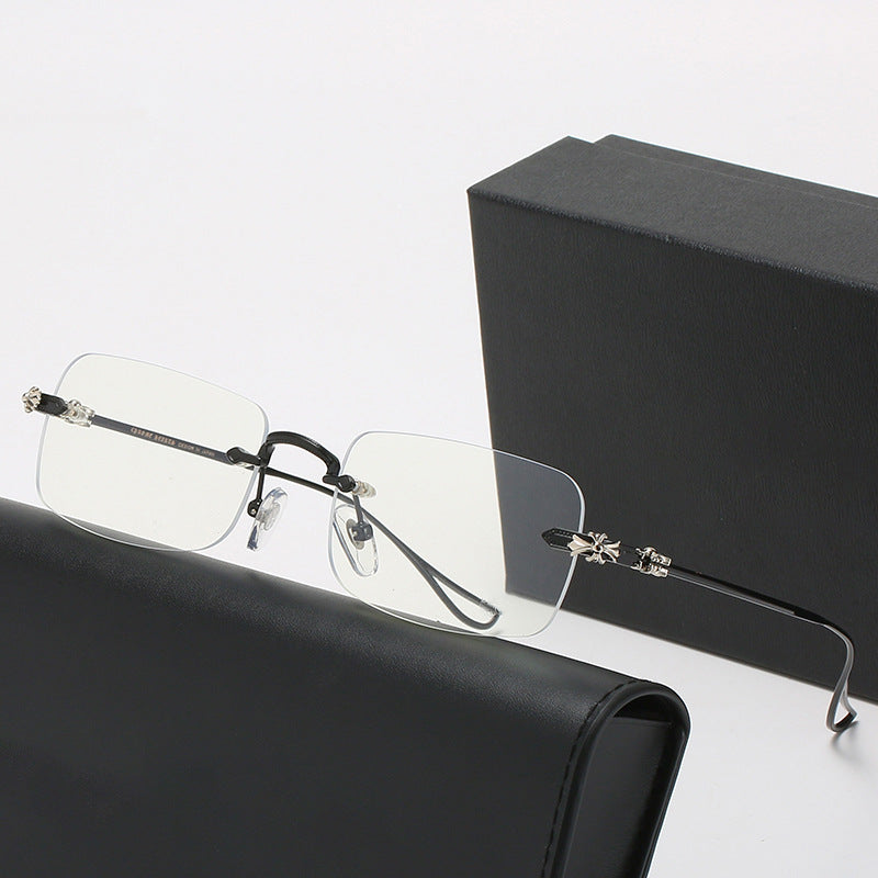 Damen modische Korrektionsbrille mit elegantem quadratischen Rahmen und verzierten Bügeln Brehn