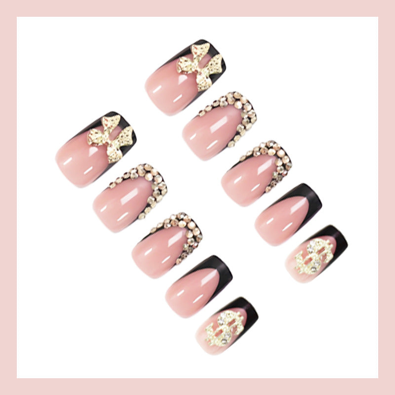 Kunstnagelset mit eleganten goldenen Verzierungen und modernem Design Brehn