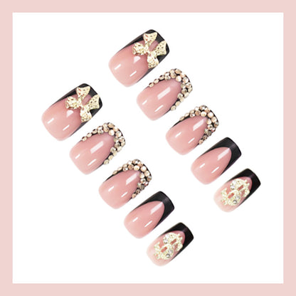 Kunstnagelset mit eleganten goldenen Verzierungen und modernem Design Brehn