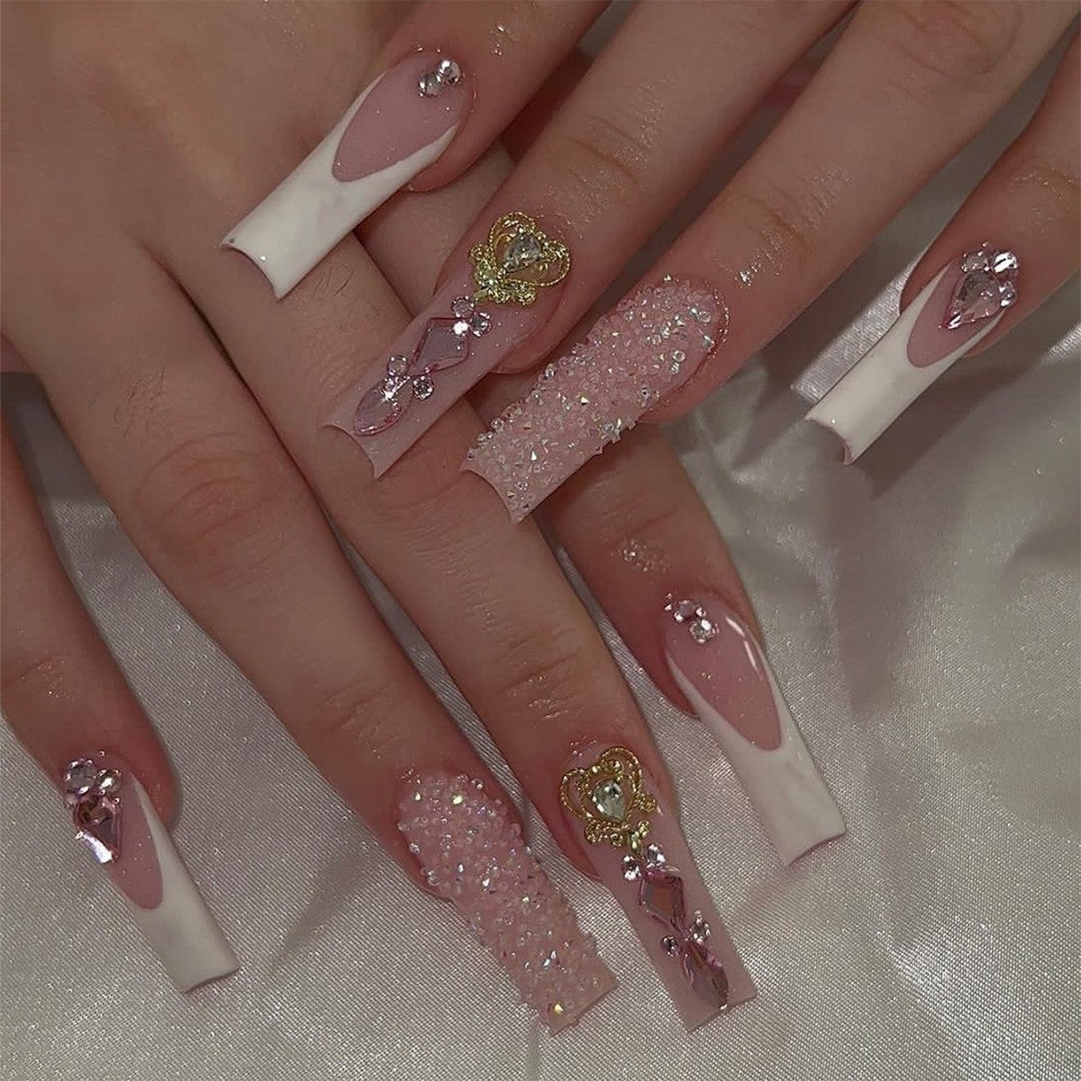 Künstliches Nail Art Set mit verspieltem Blumendesign und glitzernden Akzenten Brehn