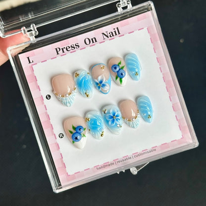 Künstlerisches Floral Press-On Nagelset mit blauen Akzenten