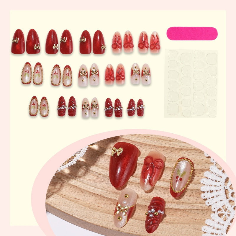 Kunstnagelset mit glamourösen Dekorationen und festlichen Akzenten Brehn