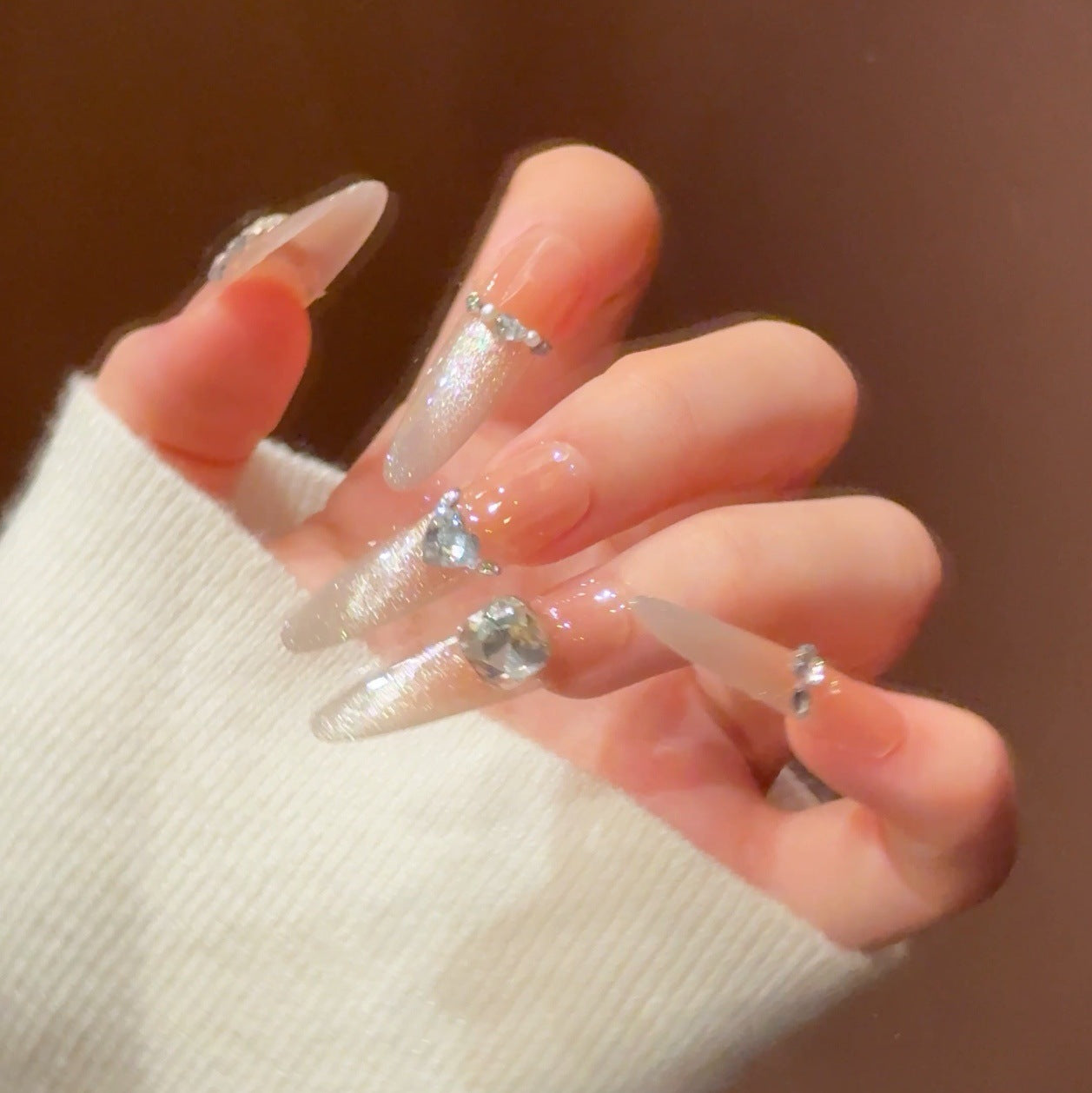 Künstlerische Stiletto Press-On Nagelkunst mit schimmernden Akzenten Brehn