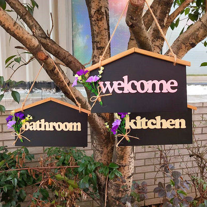 Dekorative Toilettafel mit Blumenakzenten