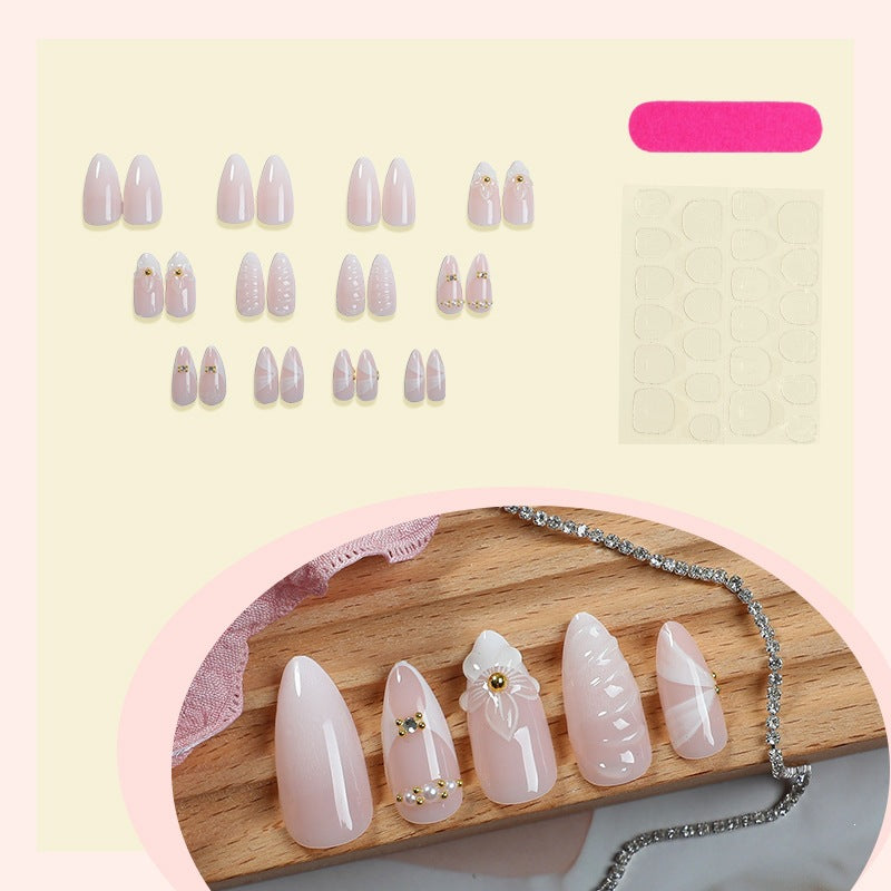 Kunstnagelset mit eleganten floralem Design und luxuriösen Akzenten Brehn