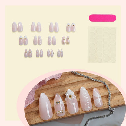 Kunstnagelset mit eleganten floralem Design und luxuriösen Akzenten Brehn