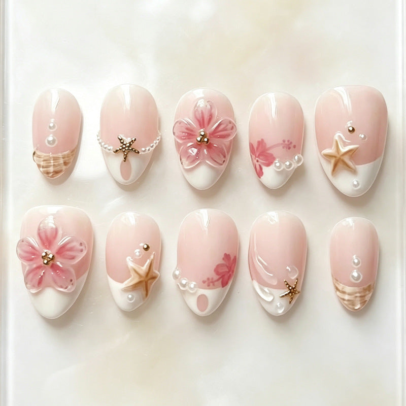 Kunstnagelset mit maritimen Details und floralen Akzenten Brehn