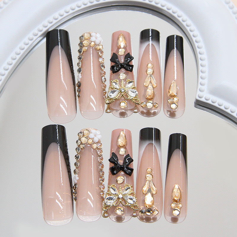 Kunstnagelset mit eleganten 3D-Verzierungen und Kristallakzenten Brehn