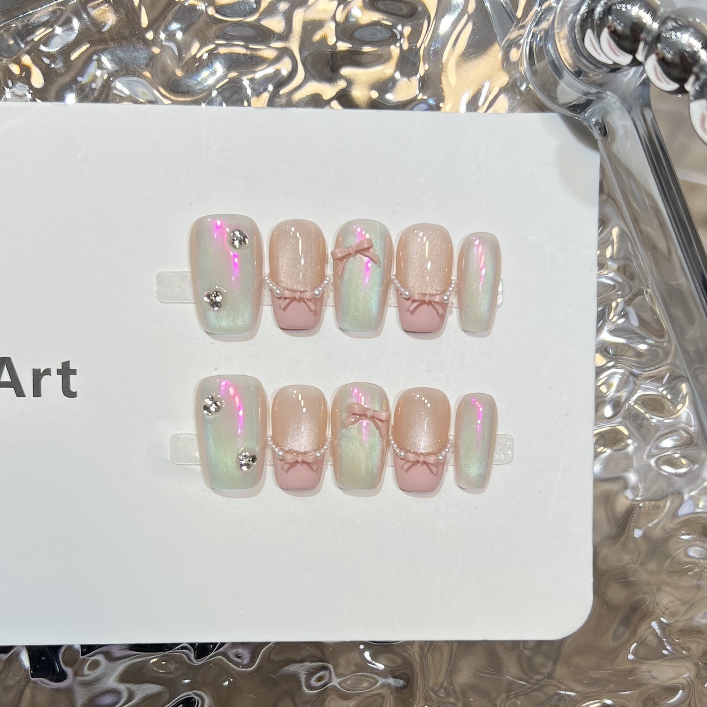 Dekorativer Press-on-Nagelkunst-Set mit künstlerischem Bogen und Perlenakzenten Brehn