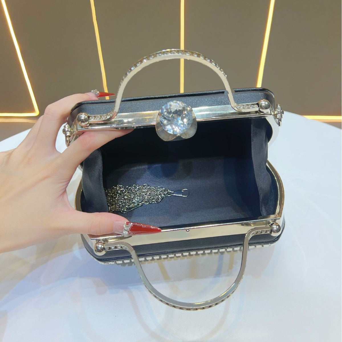 Vintage-inspirierte, mit Kristallen verzierte Handtasche zum Halten