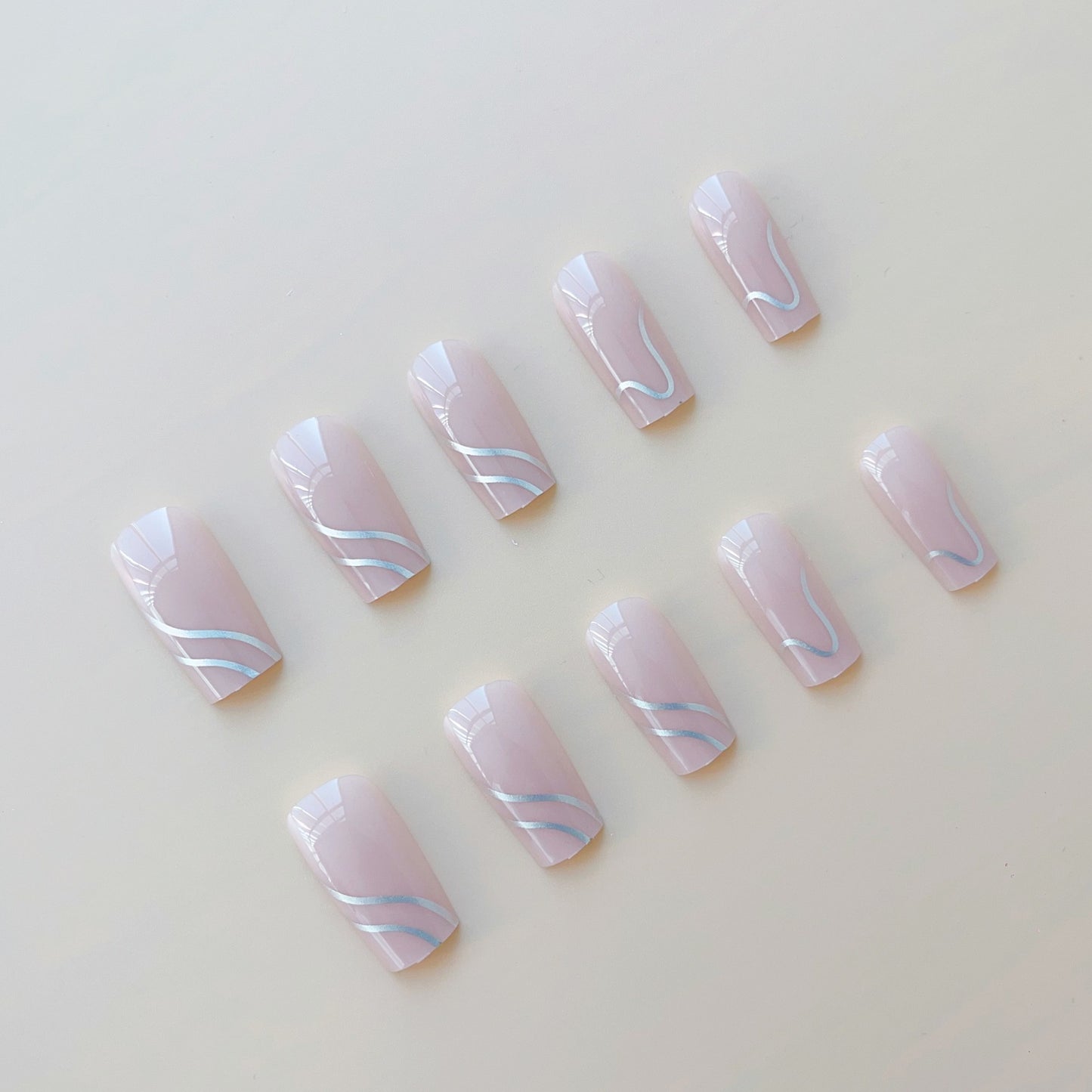 Kunstnagelset mit eleganten 3D-Designs und hochglänzenden Akzenten Brehn