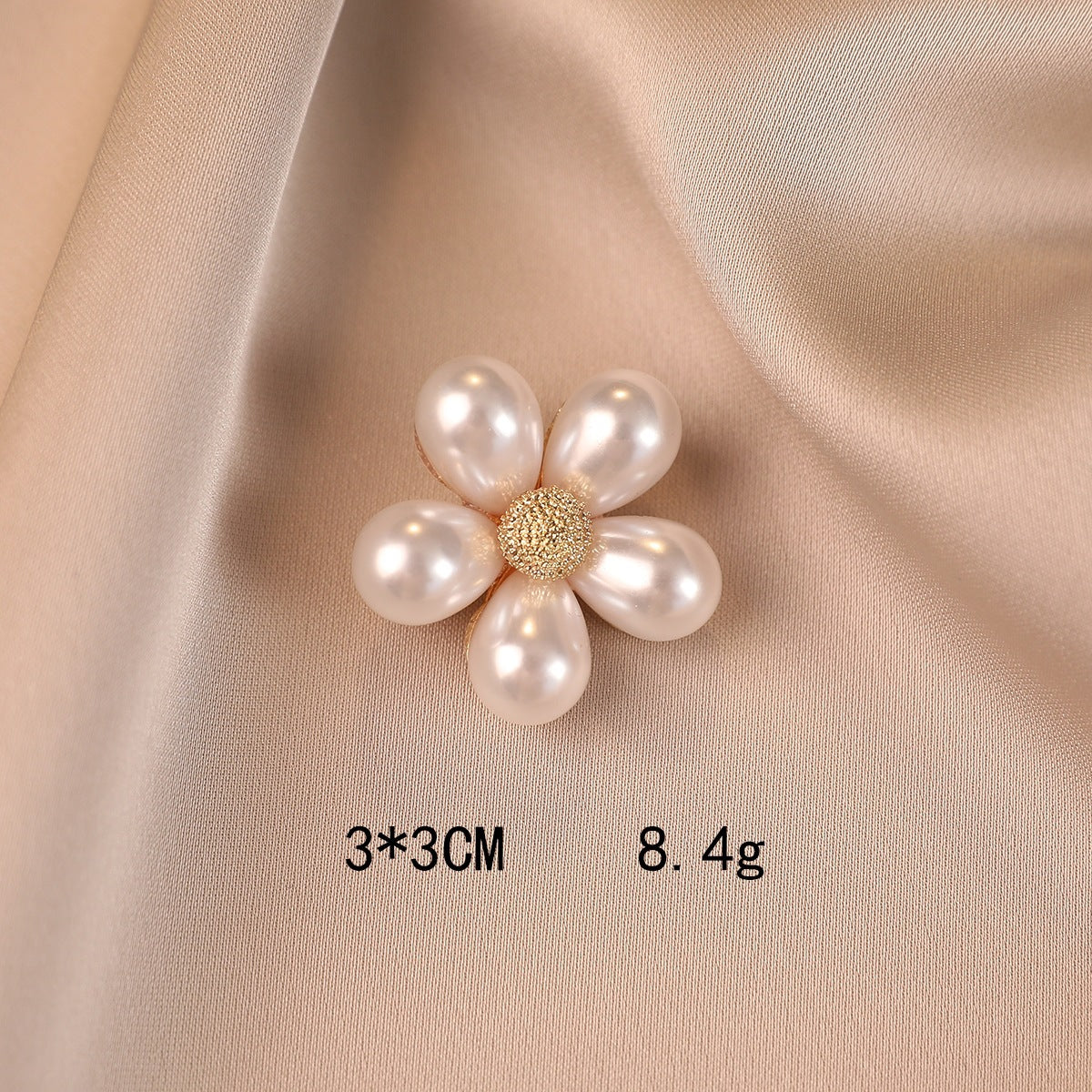 Elegante Blütenbrosche mit Perlenakzenten Brehn