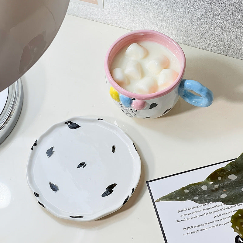 Verspielte handgefertigte Keramik-Tassenkomposition mit Untertasse und pastellfarbigem Rundgriff