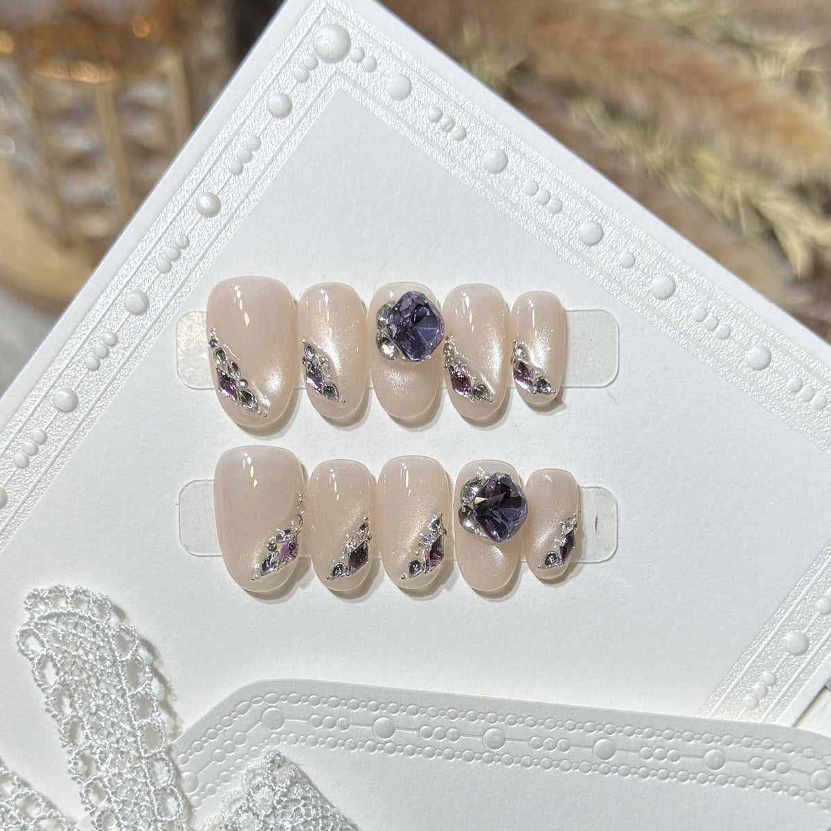 Elegantes Press-On-Nagel-Set mit Edelsteinakzenten Brehn