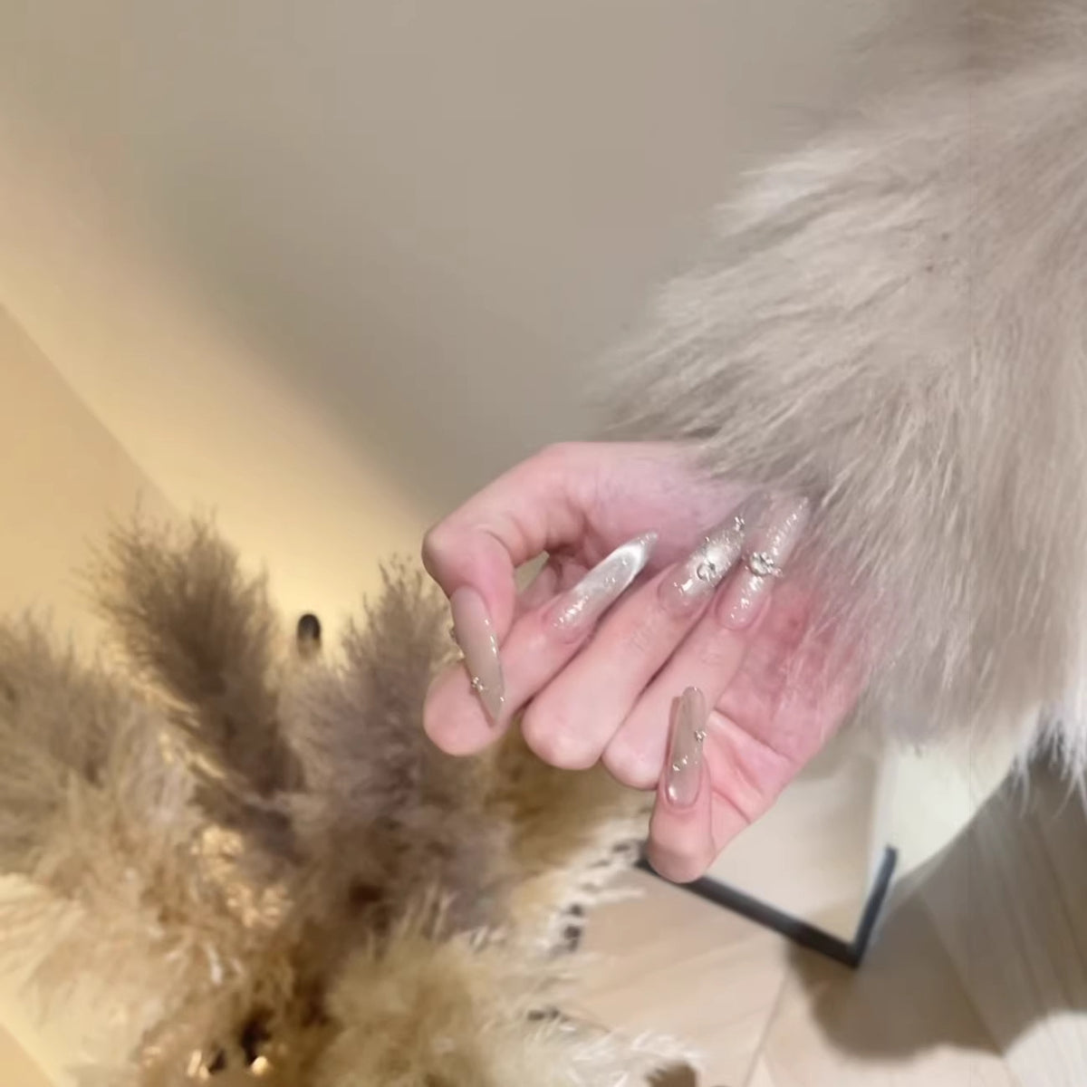Künstlerische Stiletto Nagelkunstverlängerungen mit Strassakzenten