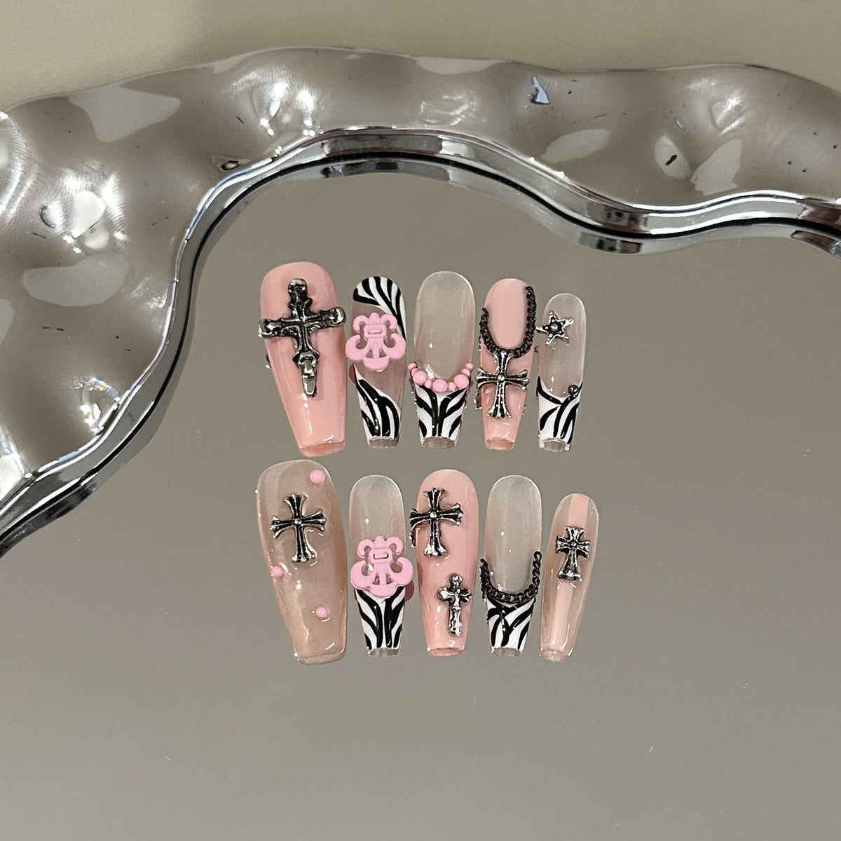 Stylisches, kreuzverziertes Press-On-Nagelset
