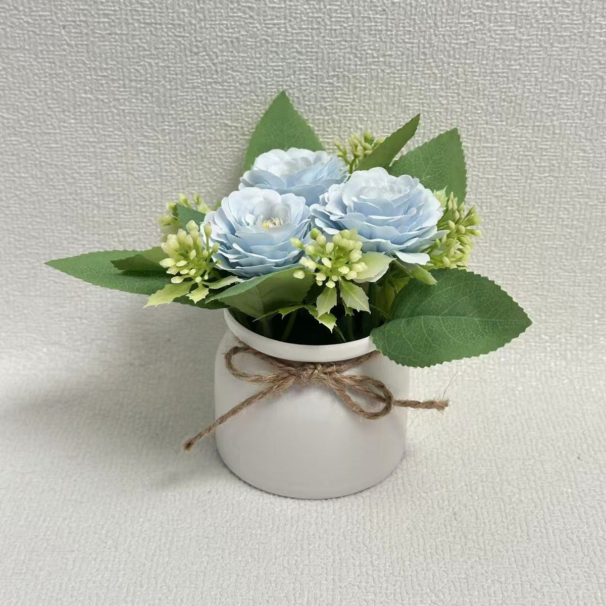 Dekorative Blumenarrangement für die Inneneinrichtung