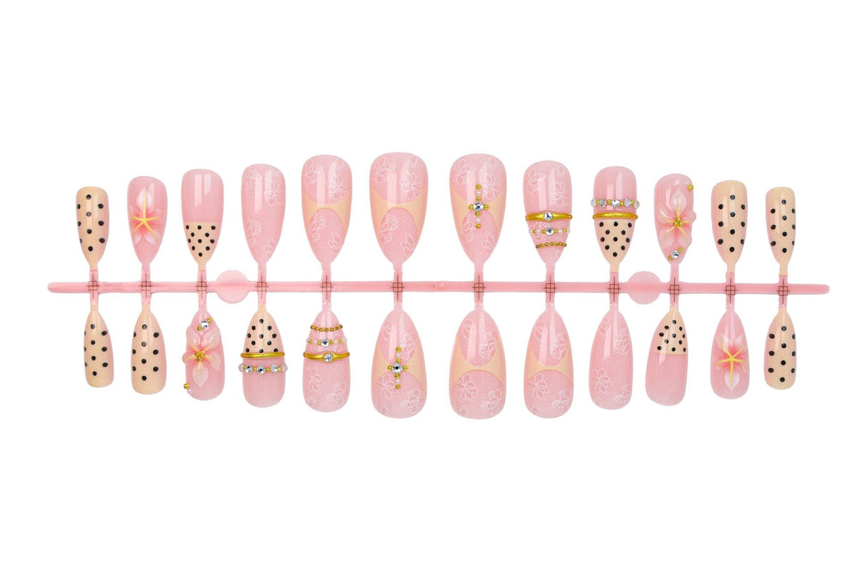 Kunstnagelset mit zarten Blumenmustern und eleganten Akzenten Brehn