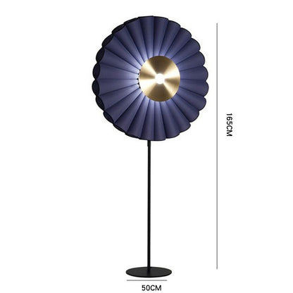 Elegante dekorative Stehlampe mit plissiertem Design