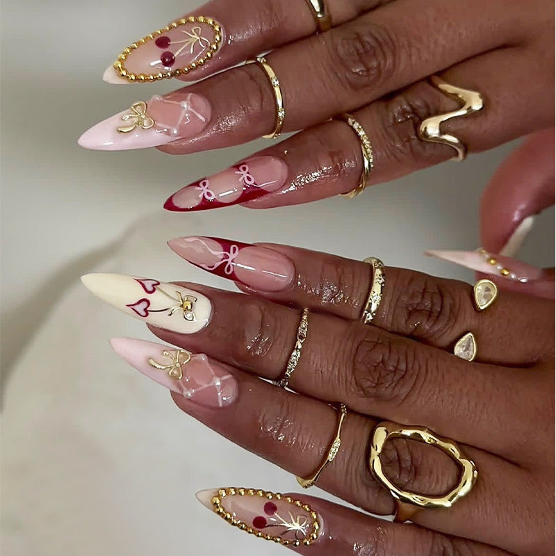 Kreatives Kunstnagelset mit verspielten Herzen und Schleifenakzenten Brehn
