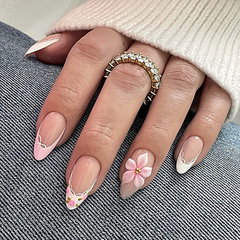 Kunstvolle Nagelverlängerungen mit zartem Blumenmuster und eleganten Akzenten Brehn
