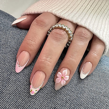 Kunstvolle Nagelverlängerungen mit zartem Blumenmuster und eleganten Akzenten Brehn